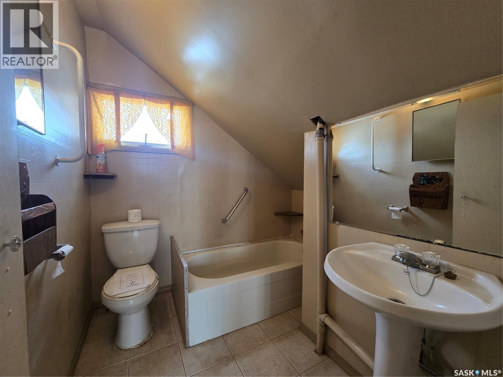 803 Hall Street, Loreburn, SK - Indoor Photo Showing Bathroom