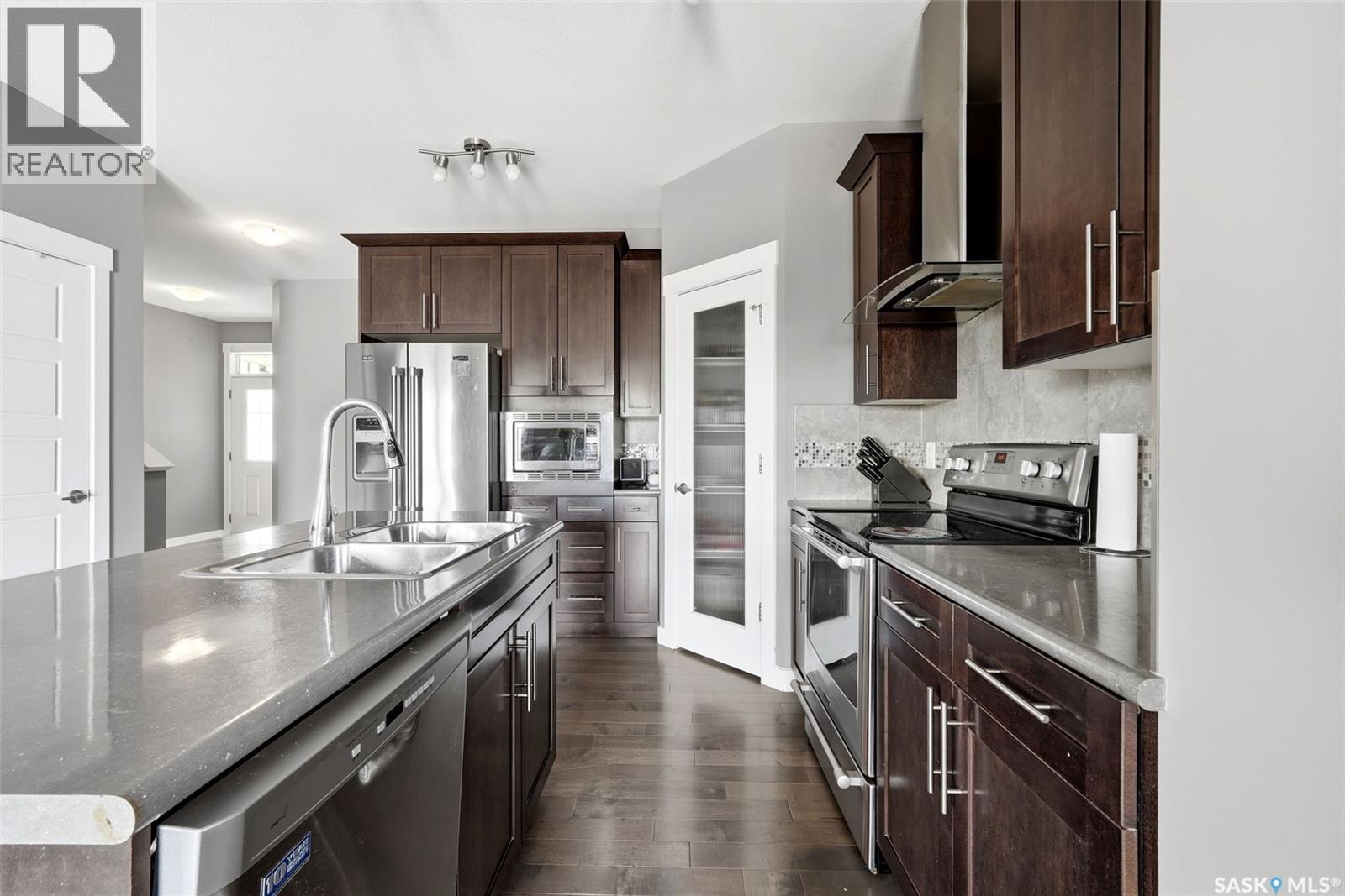 5517 Norseman Crescent, Regina, SK - Indoor Photo Showing Kitchen With Double Sink With Upgraded Kitchen