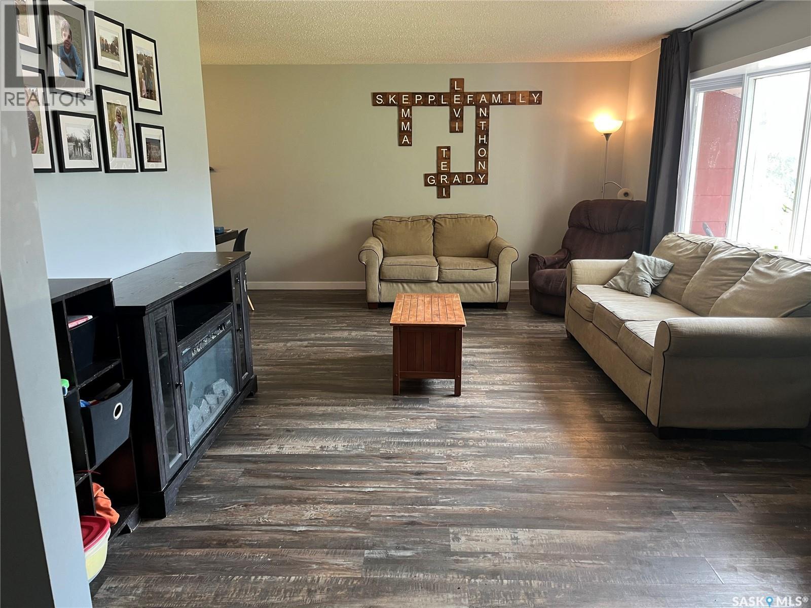 206 3Rd Avenue, Caronport, SK - Indoor Photo Showing Living Room