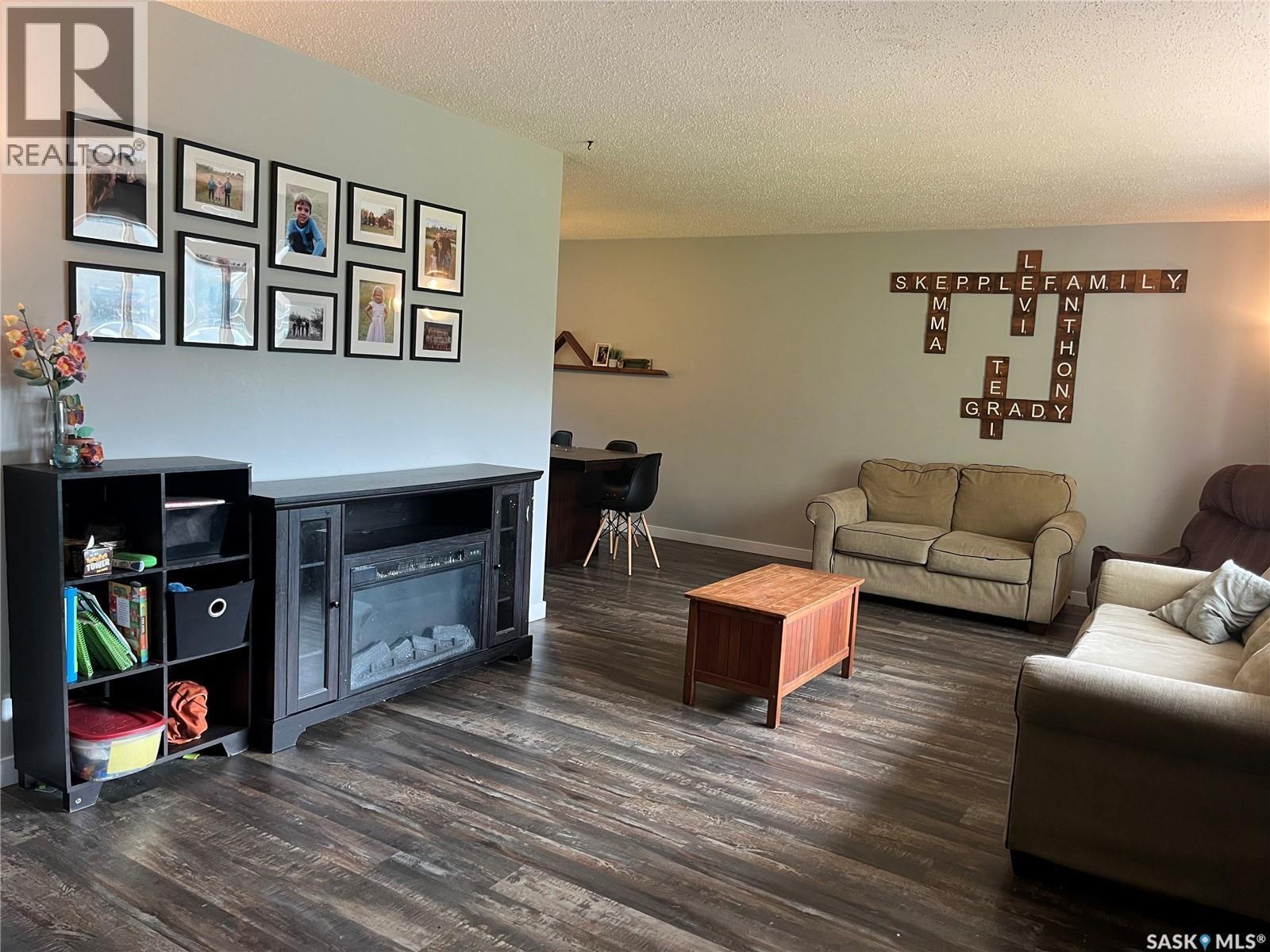 206 3Rd Avenue, Caronport, SK - Indoor Photo Showing Living Room