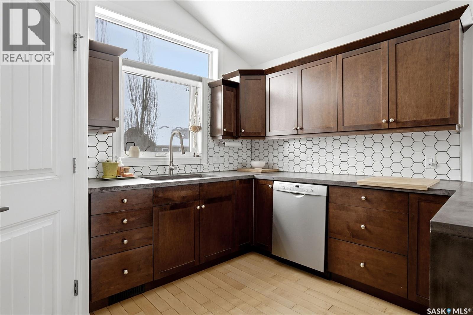 4014 Cumberland Road E, Regina, SK - Indoor Photo Showing Kitchen