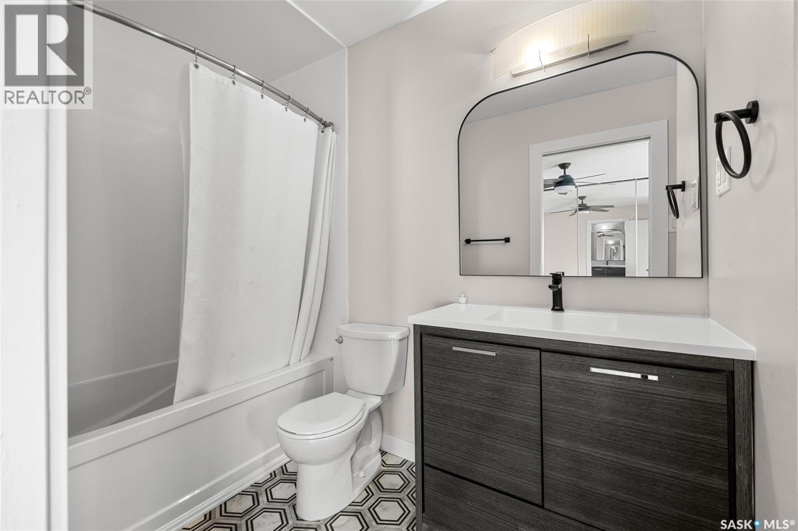 5064 10Th Avenue, Regina, SK - Indoor Photo Showing Bathroom