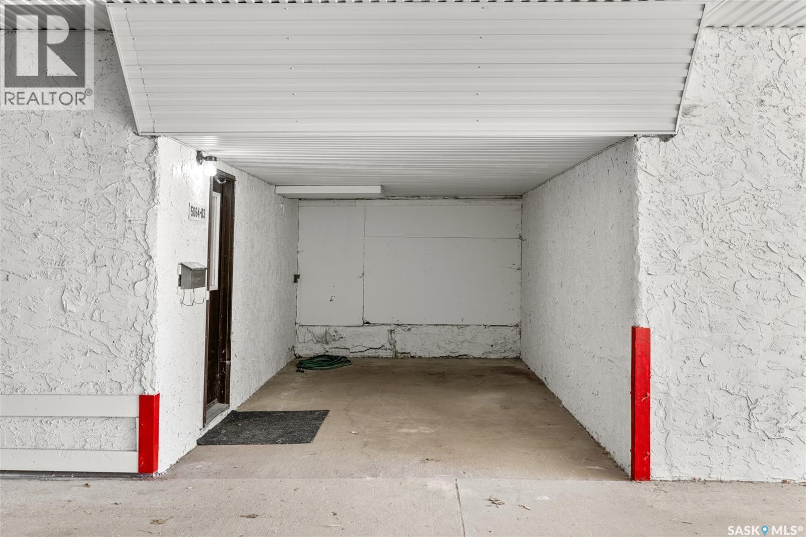 5064 10Th Avenue, Regina, SK - Indoor Photo Showing Garage