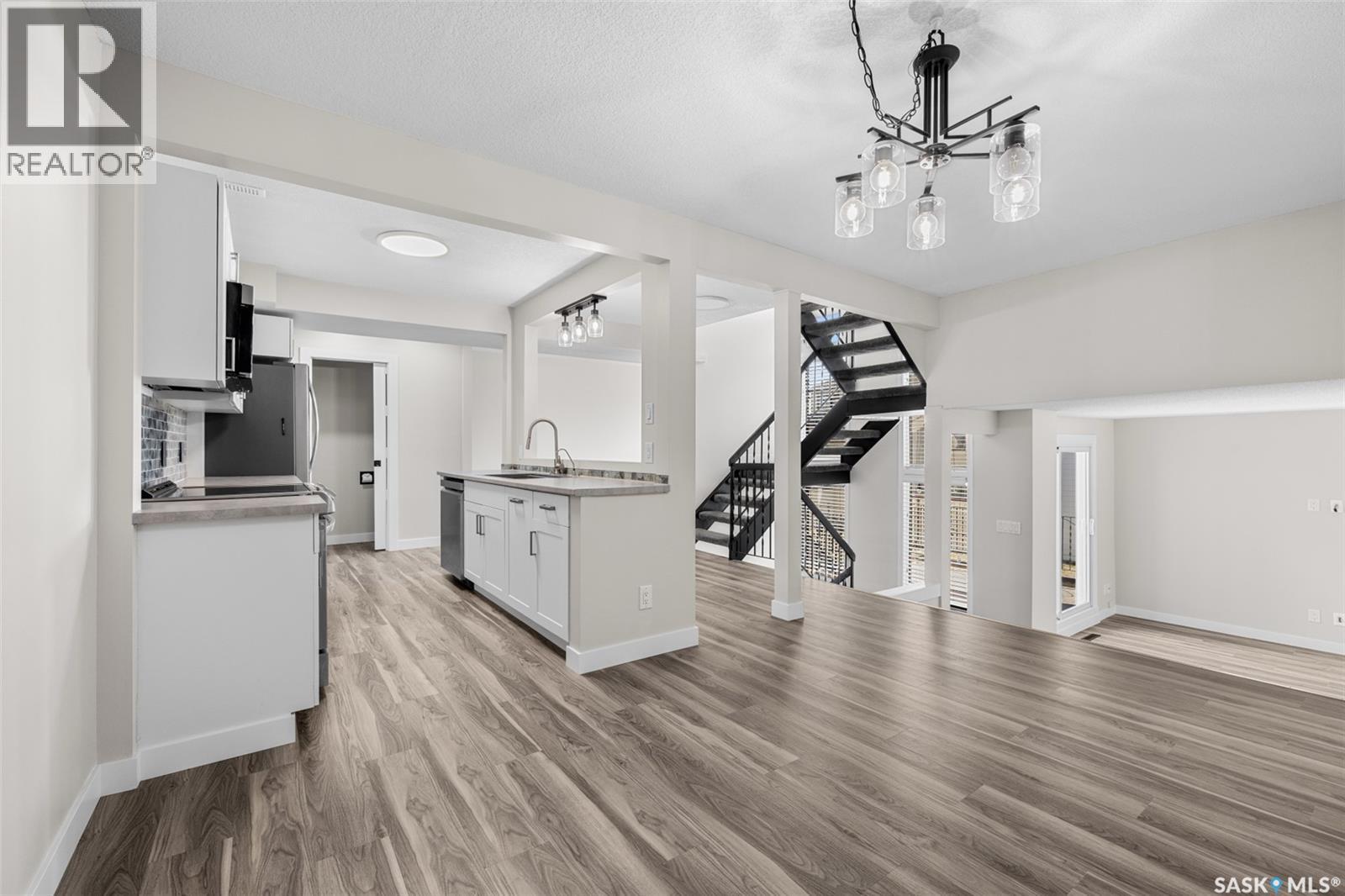 5064 10Th Avenue, Regina, SK - Indoor Photo Showing Kitchen