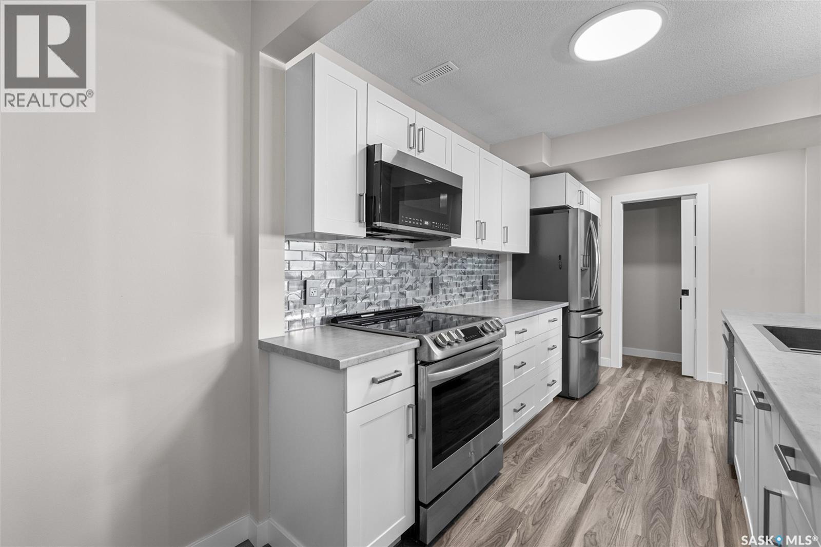 5064 10Th Avenue, Regina, SK - Indoor Photo Showing Kitchen With Upgraded Kitchen