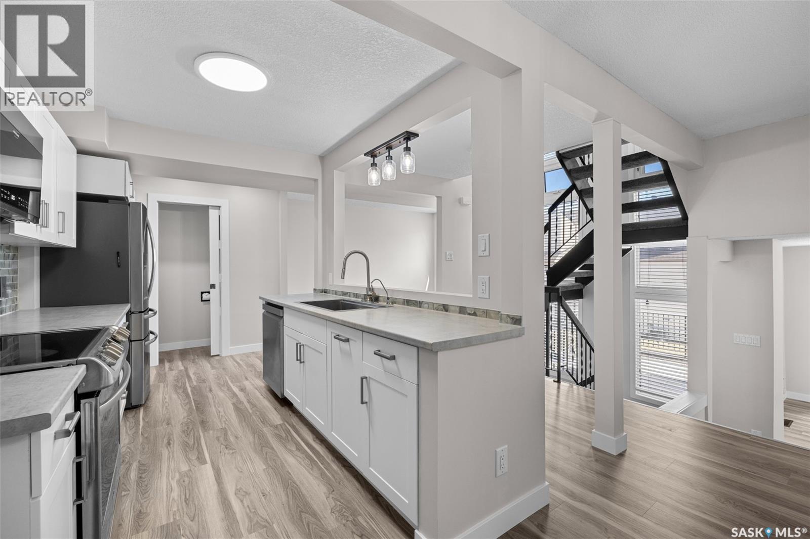5064 10Th Avenue, Regina, SK - Indoor Photo Showing Kitchen