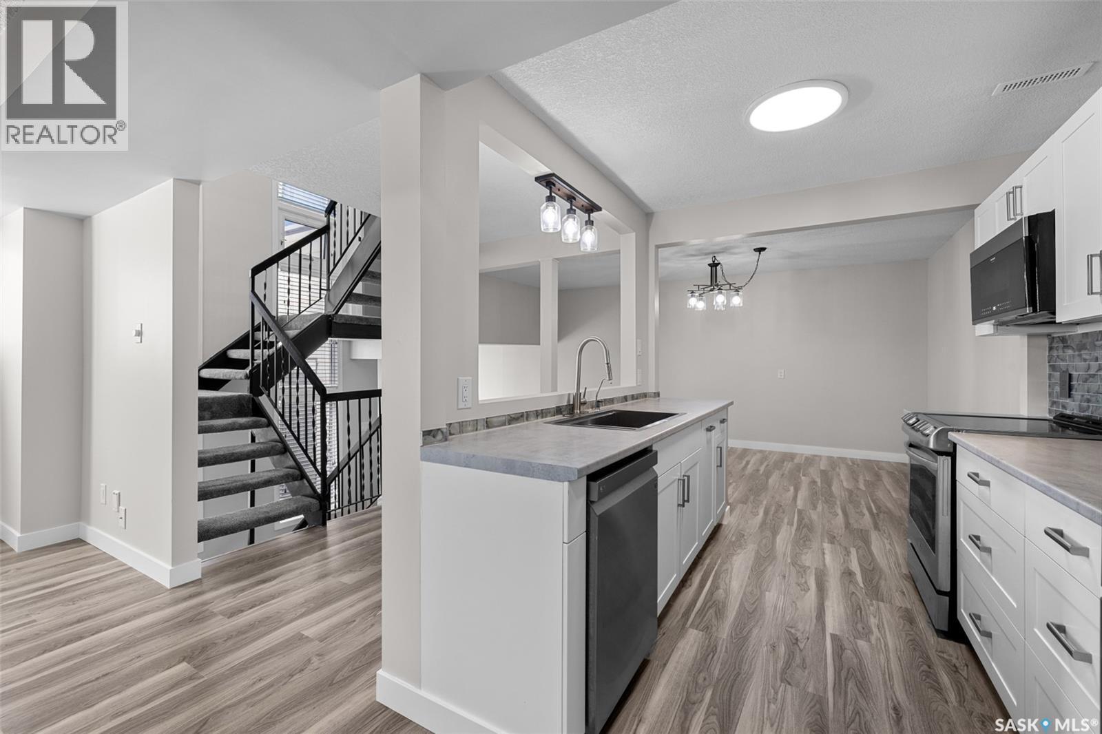 5064 10Th Avenue, Regina, SK - Indoor Photo Showing Kitchen