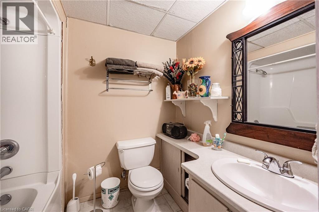 4 Piece Bathroom - 557 Stillwater Crescent, Burlington, ON - Indoor Photo Showing Bathroom