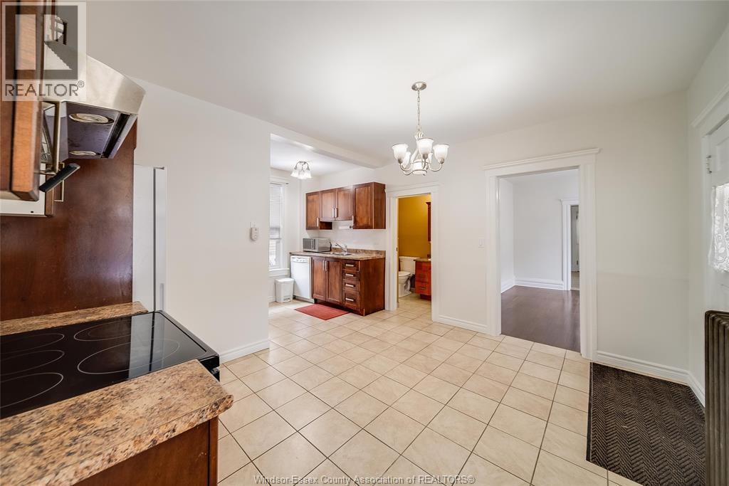 151 Curry Ave, Windsor, ON - Indoor Photo Showing Kitchen
