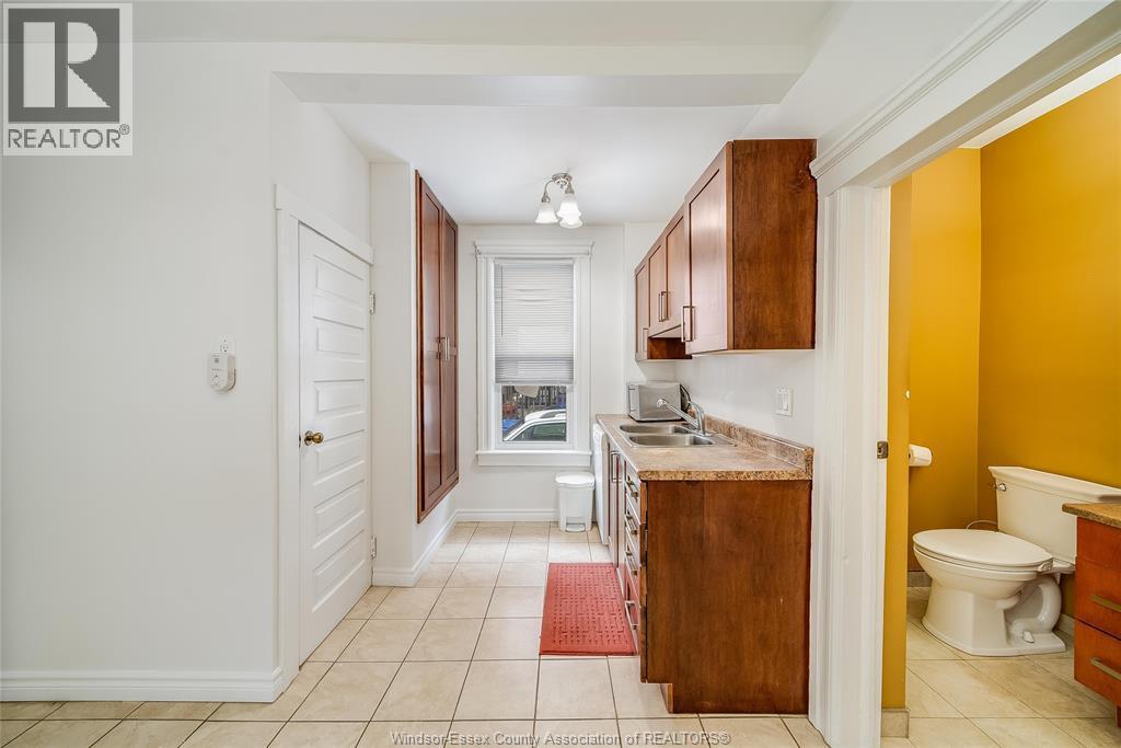 151 Curry Ave, Windsor, ON - Indoor Photo Showing Bathroom