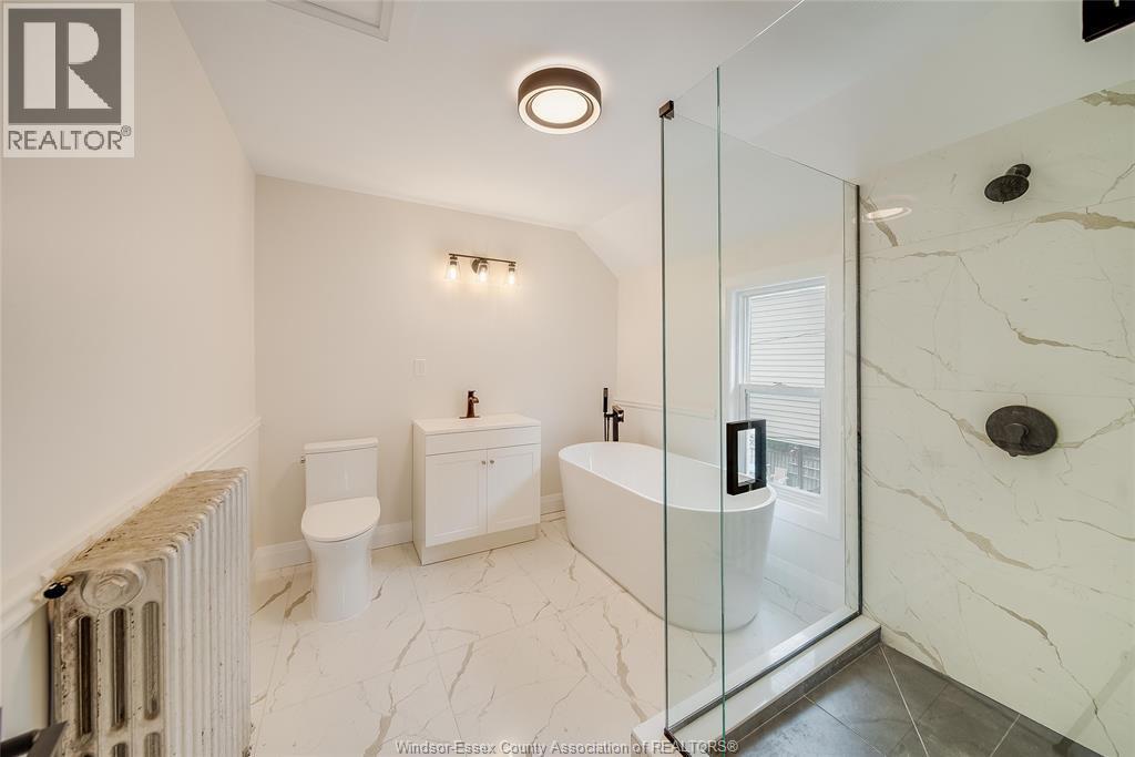 151 Curry Ave, Windsor, ON - Indoor Photo Showing Bathroom
