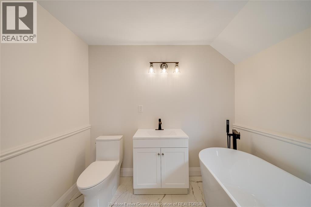 151 Curry Ave, Windsor, ON - Indoor Photo Showing Bathroom