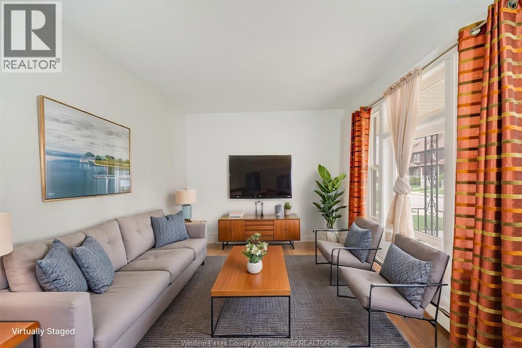 151 Curry Ave, Windsor, ON - Indoor Photo Showing Living Room