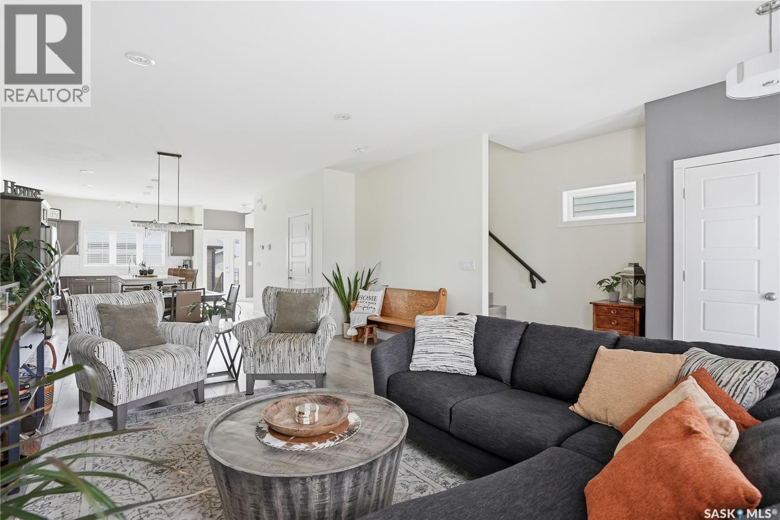 118 3Rd Street E, Saskatoon, SK - Indoor Photo Showing Living Room