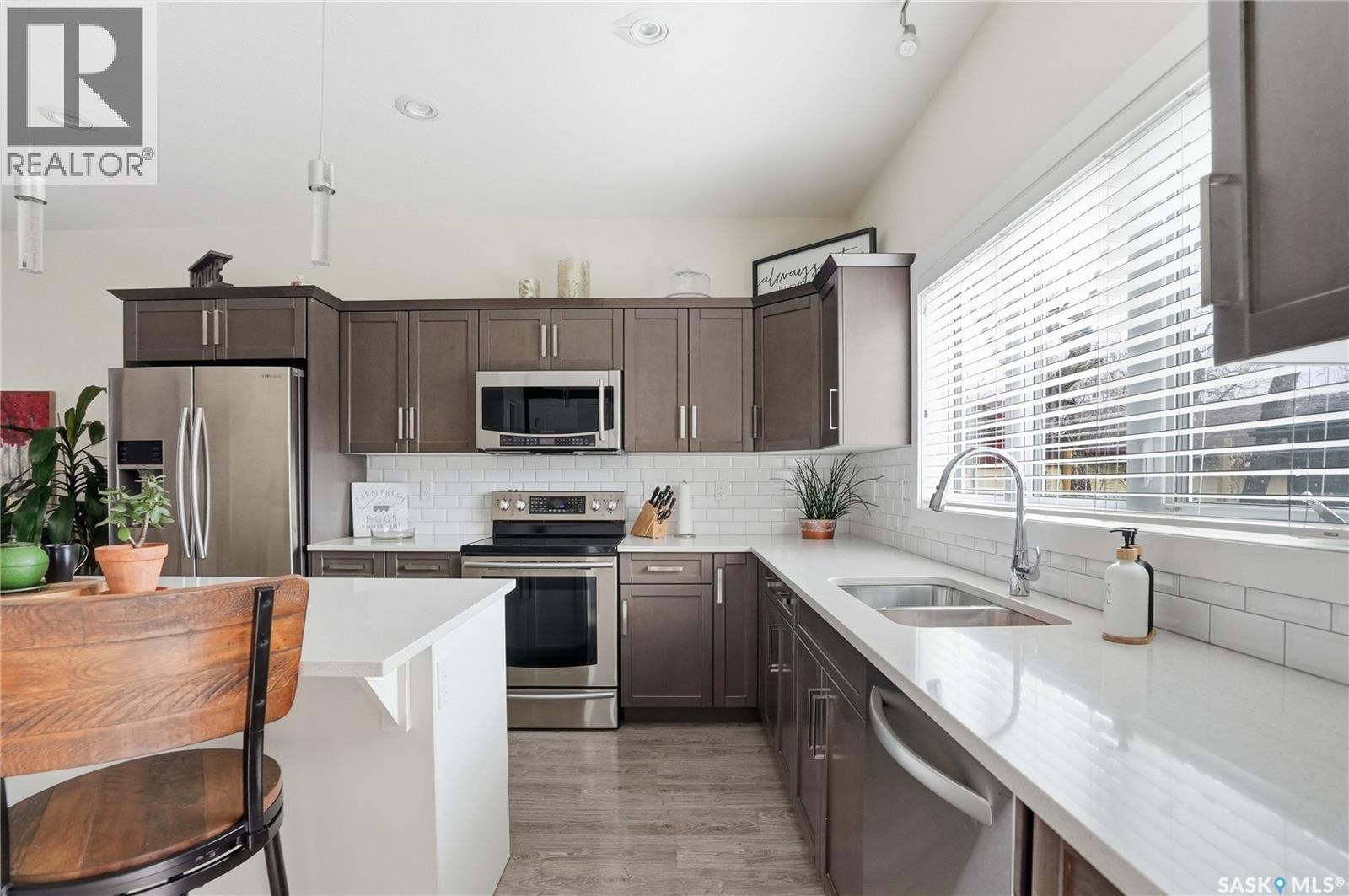 118 3Rd Street E, Saskatoon, SK - Indoor Photo Showing Kitchen With Double Sink With Upgraded Kitchen