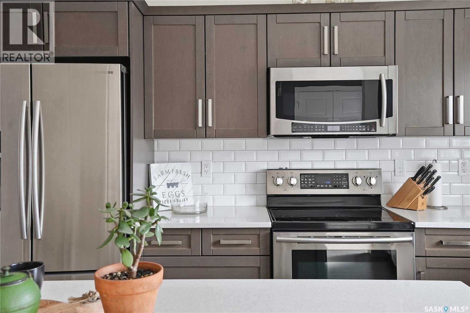 118 3Rd Street E, Saskatoon, SK - Indoor Photo Showing Kitchen With Upgraded Kitchen