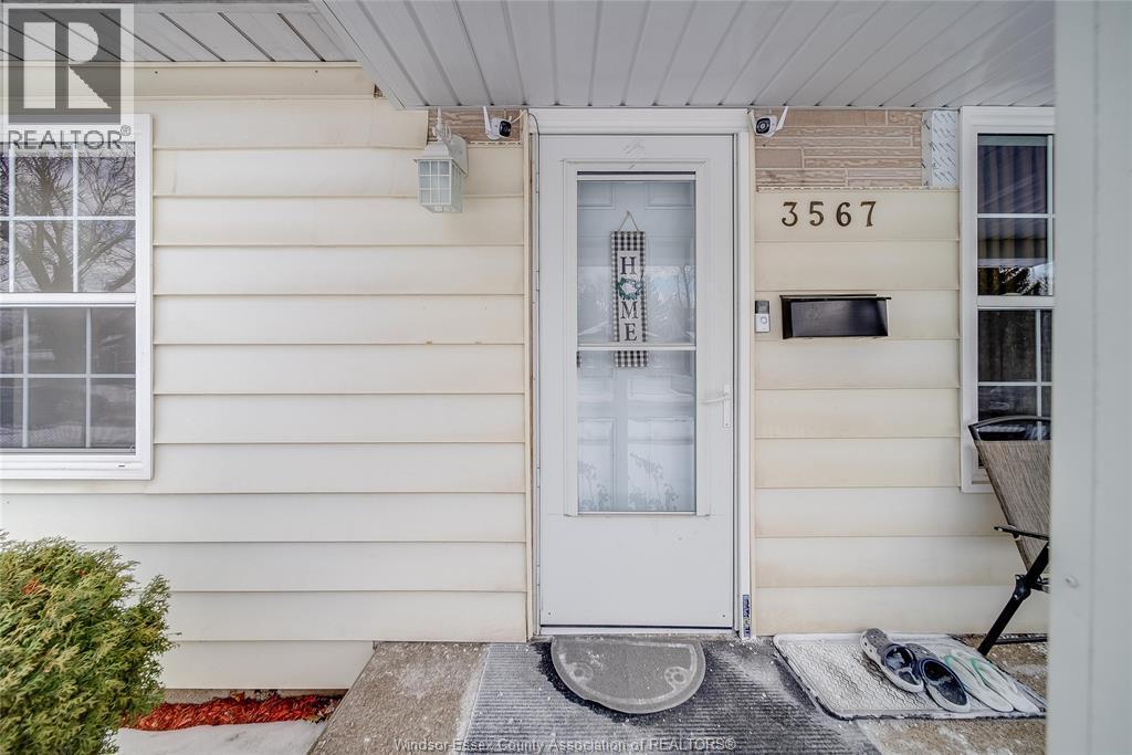 3567 King Street, Windsor, ON - Outdoor With Exterior