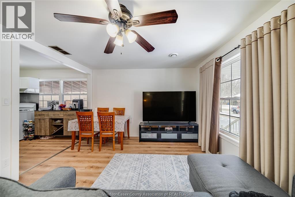 3567 King Street, Windsor, ON - Indoor Photo Showing Living Room