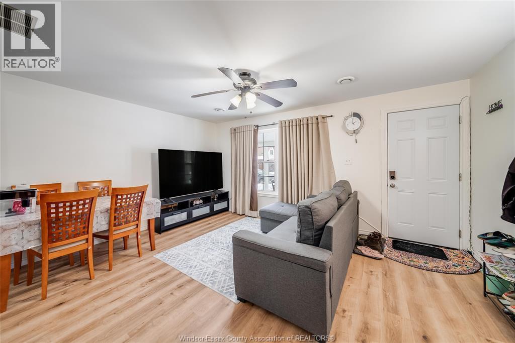 3567 King Street, Windsor, ON - Indoor Photo Showing Living Room