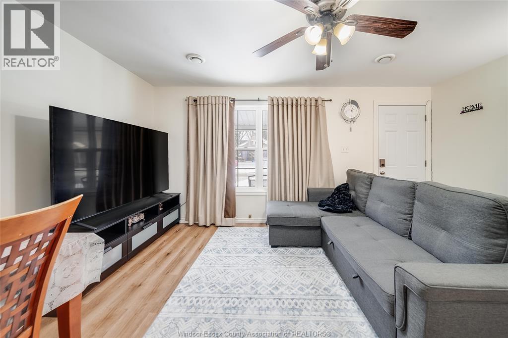 3567 King Street, Windsor, ON - Indoor Photo Showing Living Room