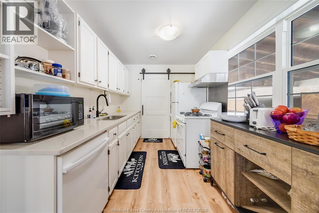3567 King Street, Windsor, ON - Indoor Photo Showing Kitchen