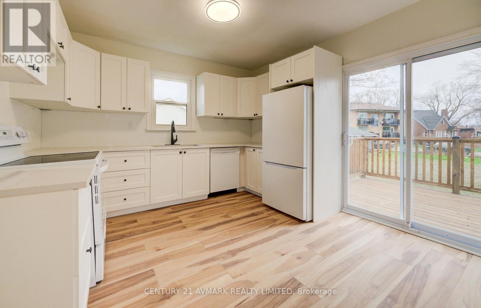 336 Geneva Street, St. Catharines (Fairview), ON - Indoor Photo Showing Kitchen