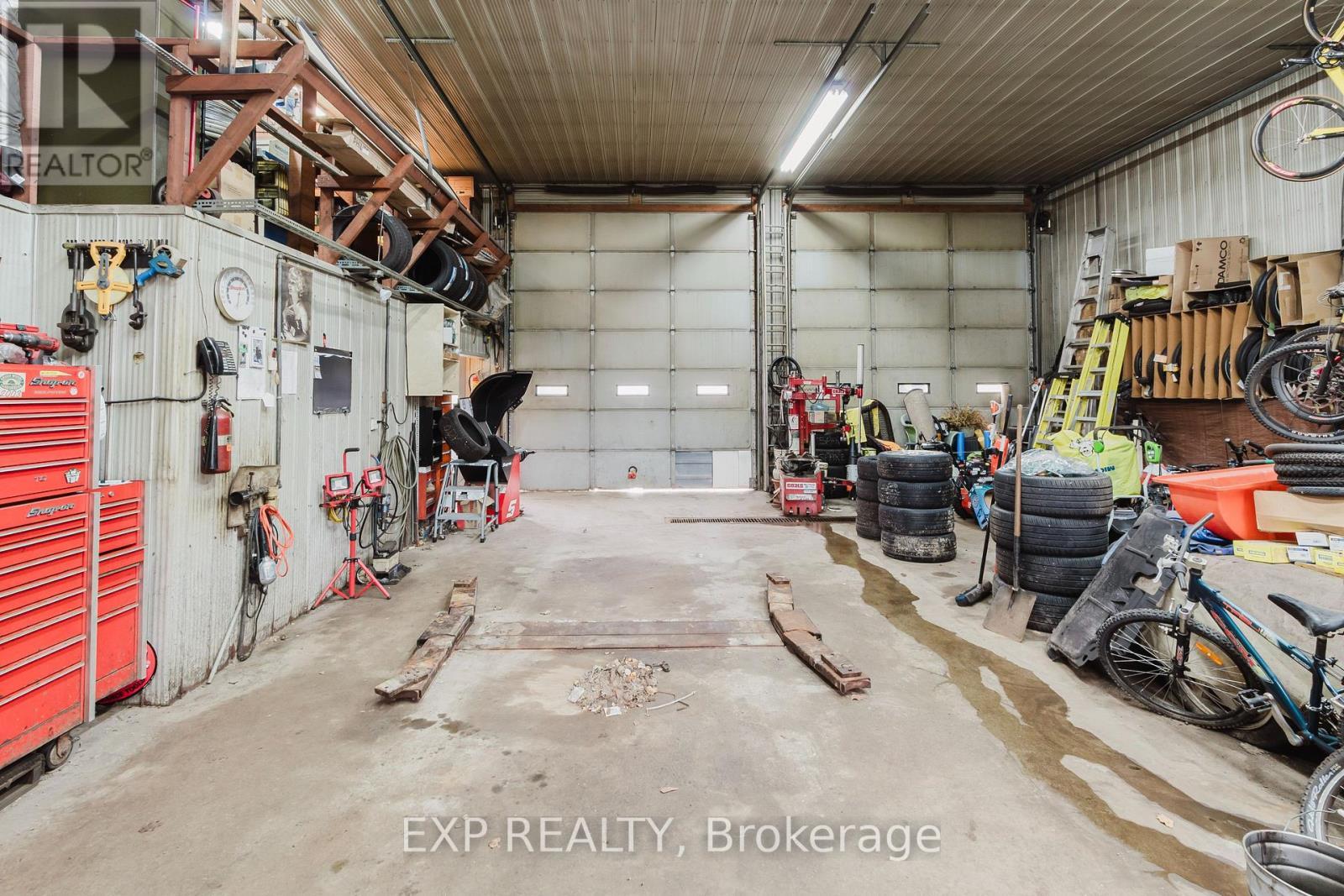 232 Oxford Street, Goderich, ON - Indoor Photo Showing Garage