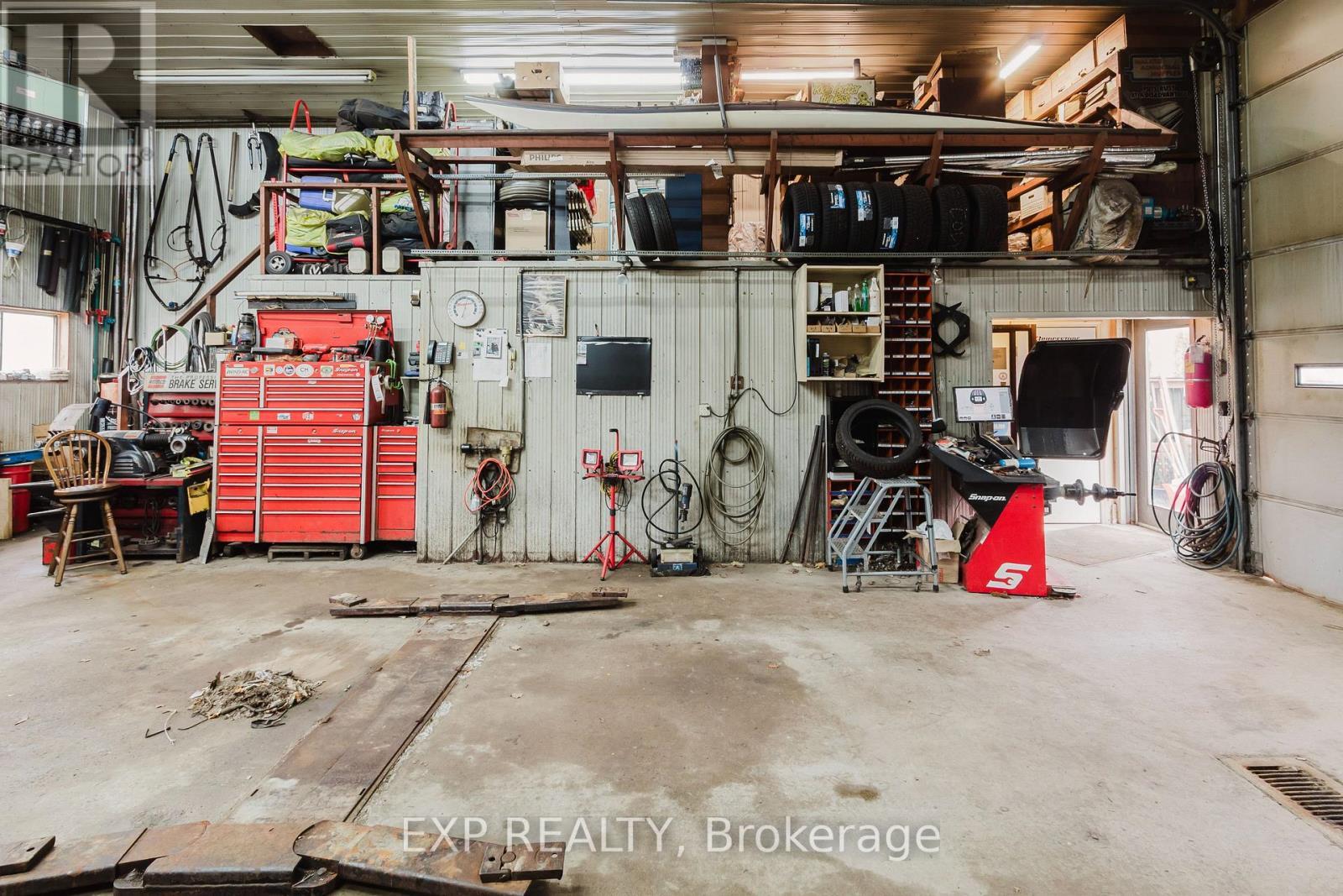 232 Oxford Street, Goderich, ON - Indoor Photo Showing Garage