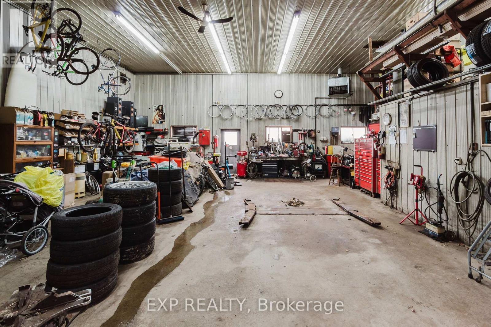 232 Oxford Street, Goderich, ON - Indoor Photo Showing Garage
