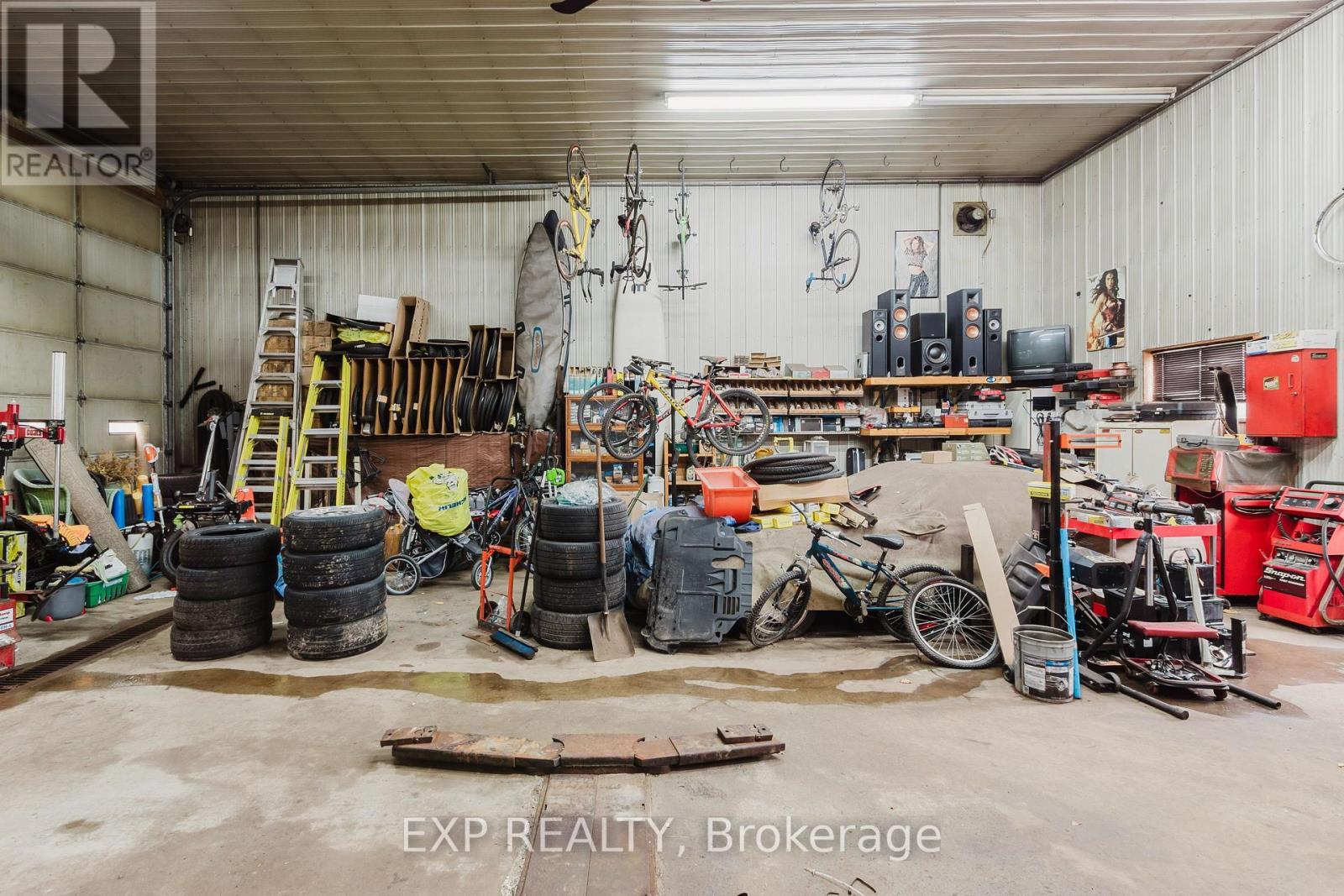 232 Oxford Street, Goderich, ON - Indoor Photo Showing Garage