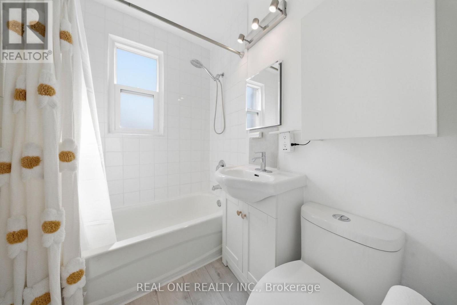 24 Sumach Street, Hamilton, ON - Indoor Photo Showing Bathroom