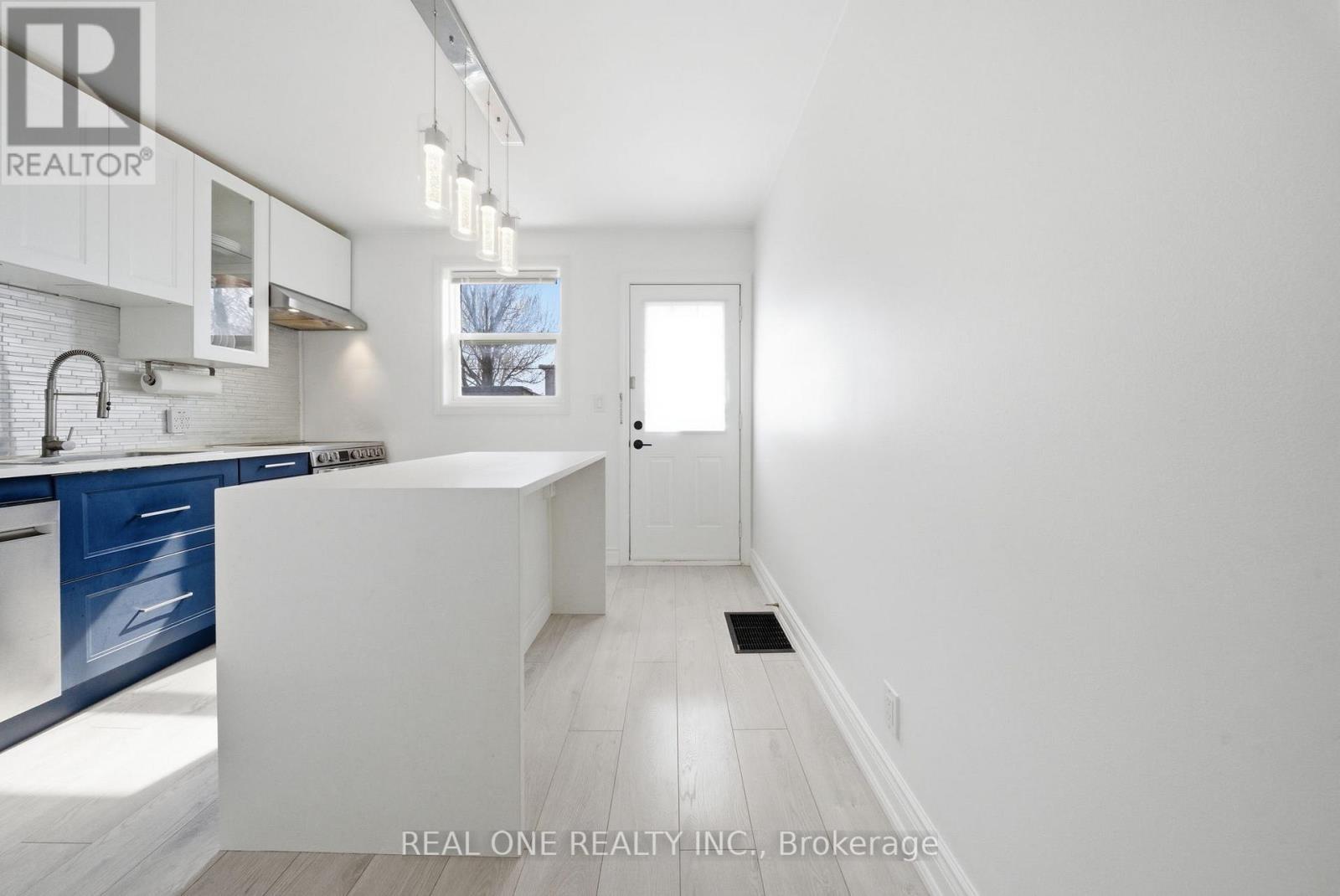 24 Sumach Street, Hamilton, ON - Indoor