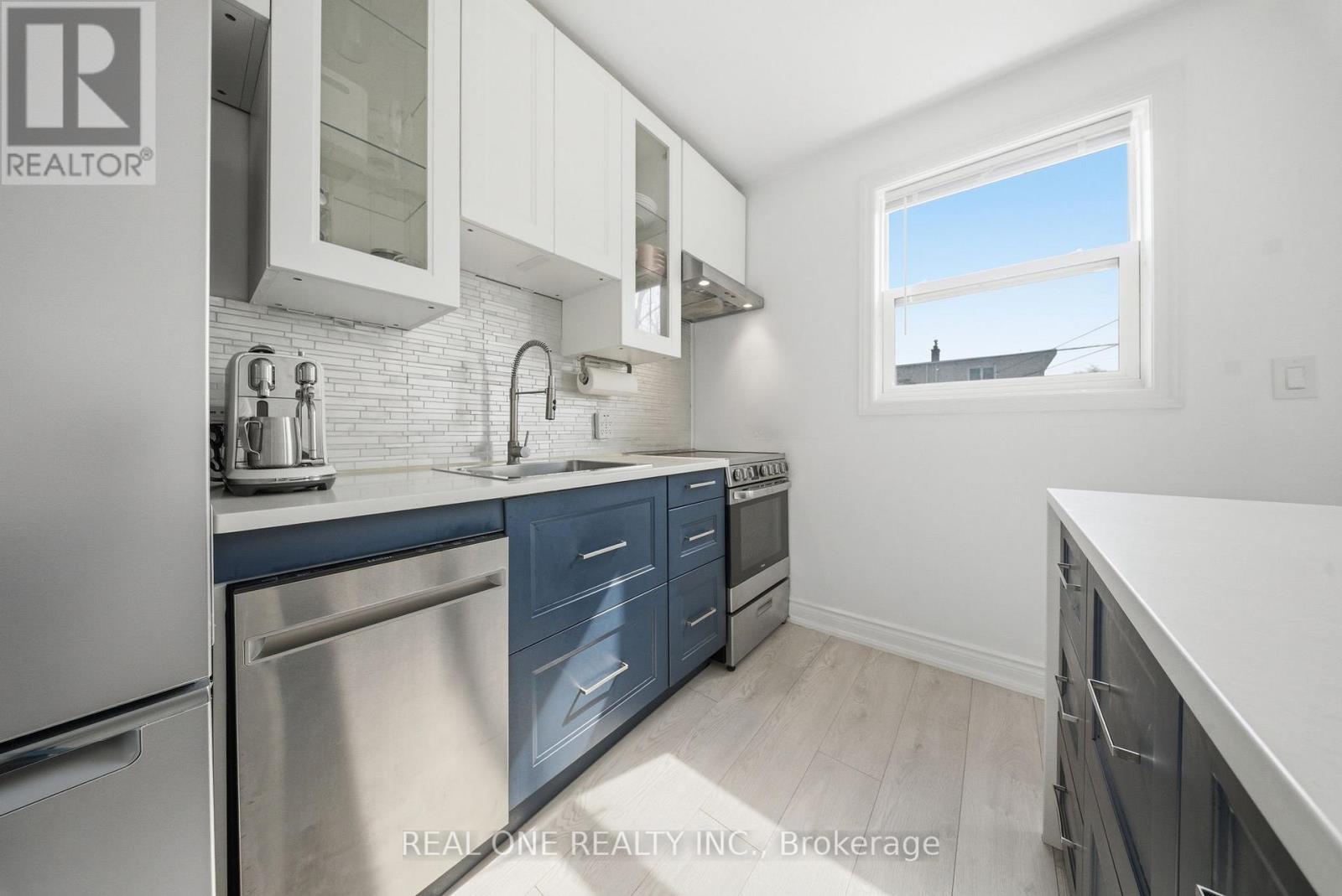 24 Sumach Street, Hamilton, ON - Indoor Photo Showing Kitchen