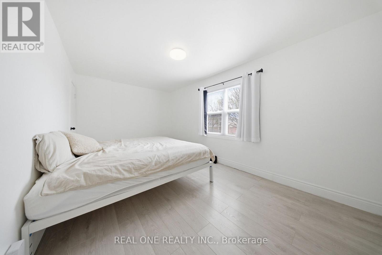 24 Sumach Street, Hamilton, ON - Indoor Photo Showing Bedroom