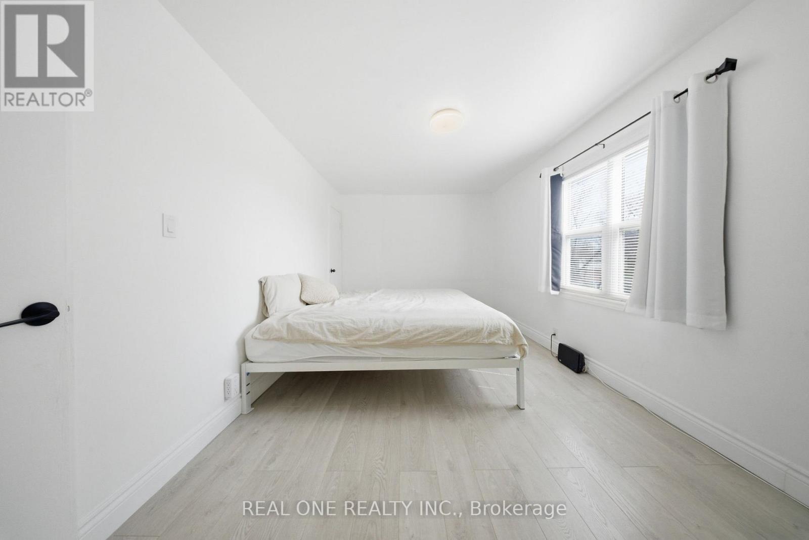 24 Sumach Street, Hamilton, ON - Indoor Photo Showing Bedroom
