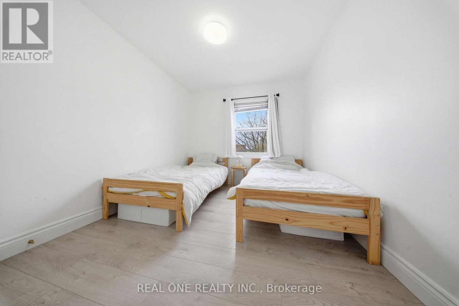 24 Sumach Street, Hamilton, ON - Indoor Photo Showing Bedroom