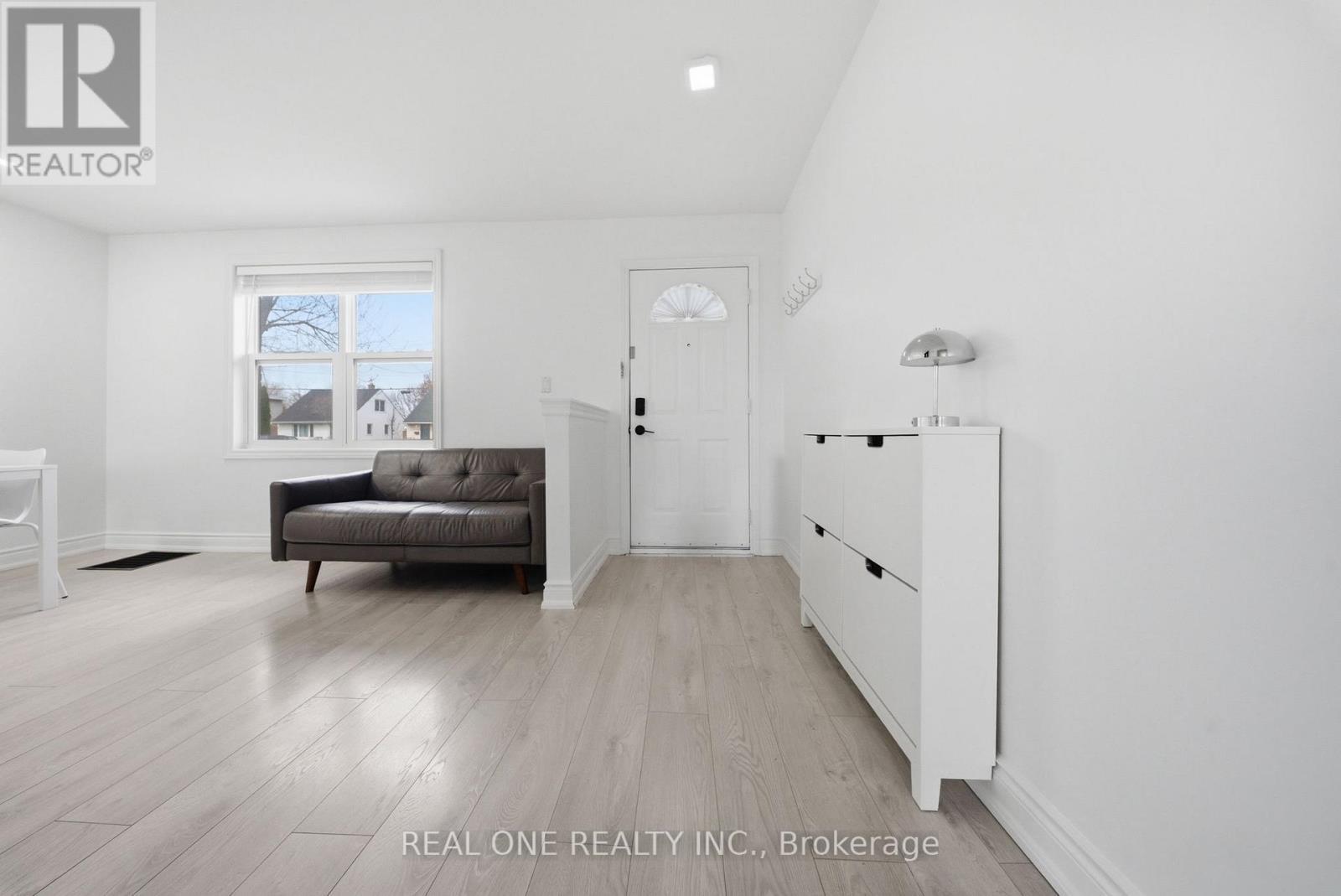 24 Sumach Street, Hamilton, ON - Indoor