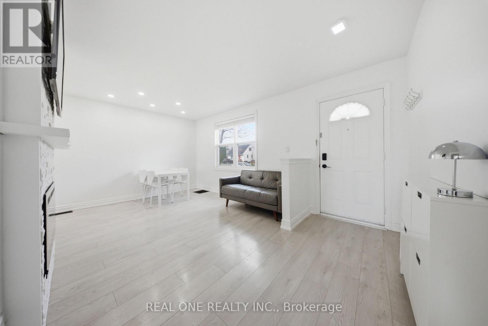 24 Sumach Street, Hamilton, ON - Indoor Photo Showing Other Room