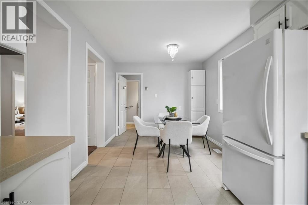 2208 Melissa Crescent, Burlington, ON - Indoor Photo Showing Dining Room