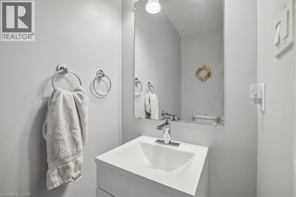 2208 Melissa Crescent, Burlington, ON - Indoor Photo Showing Bathroom