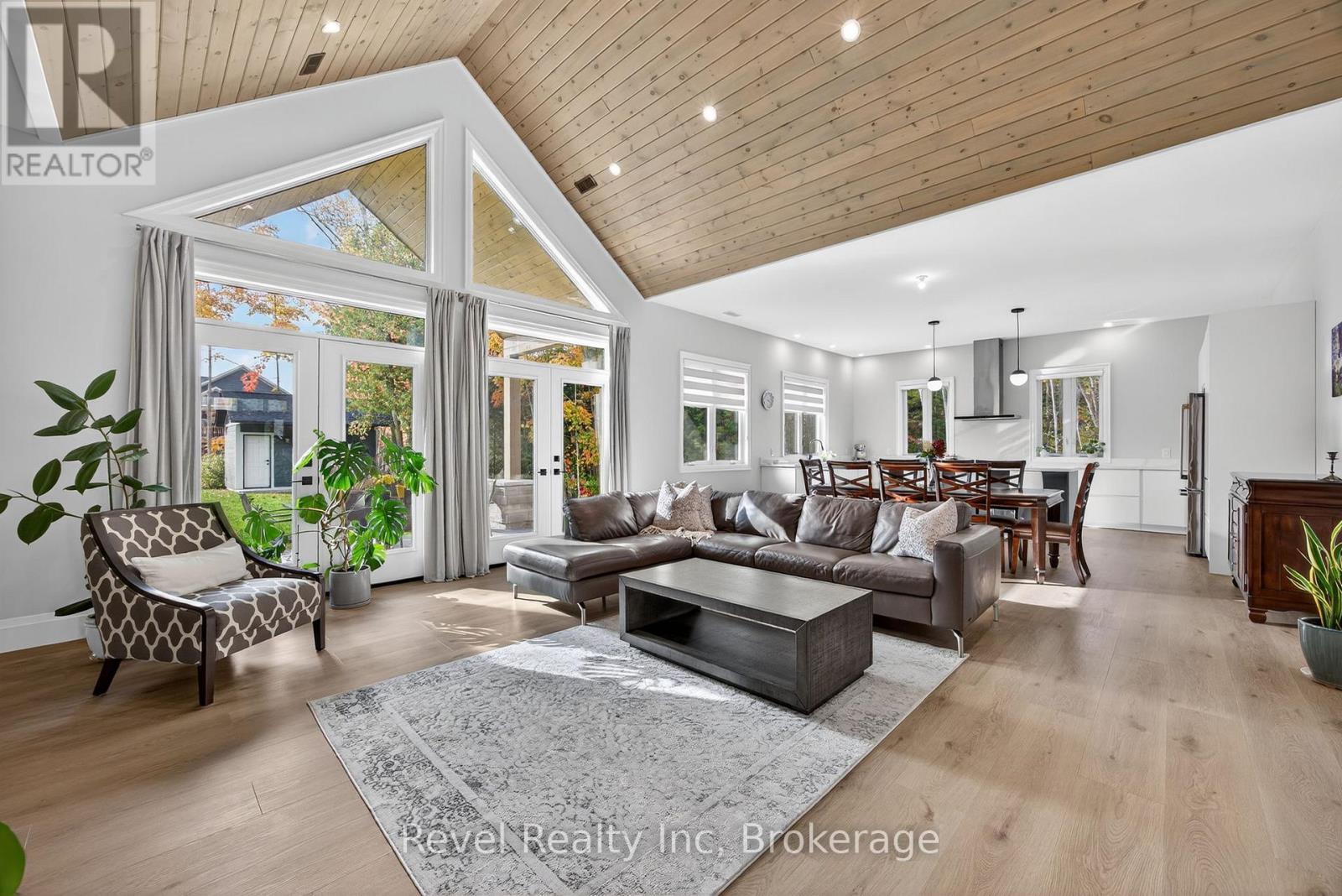2 Seguin Crescent, Tiny, ON - Indoor Photo Showing Living Room