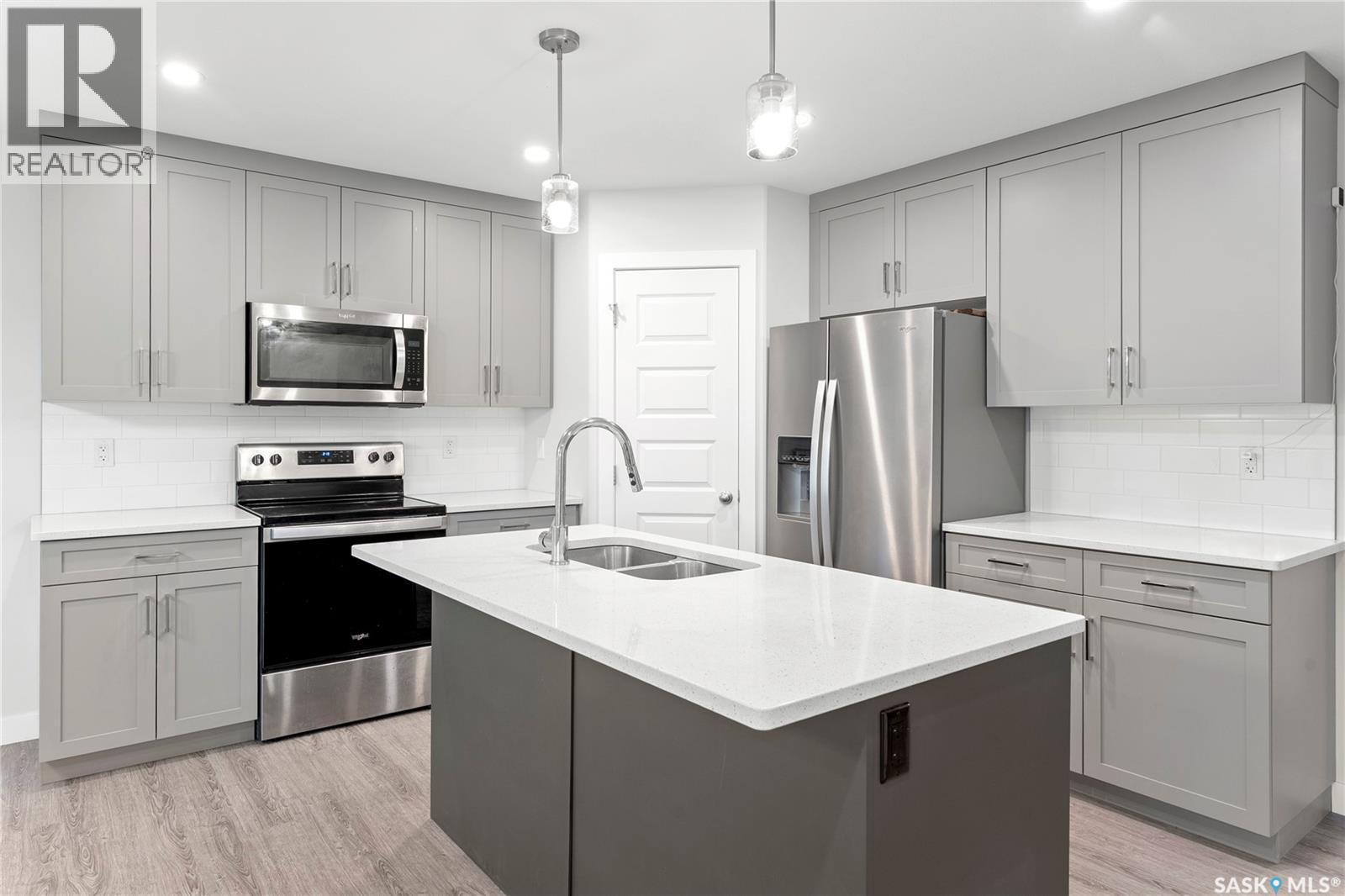 304 Pepper Place, Saskatoon, SK - Indoor Photo Showing Kitchen With Double Sink With Upgraded Kitchen