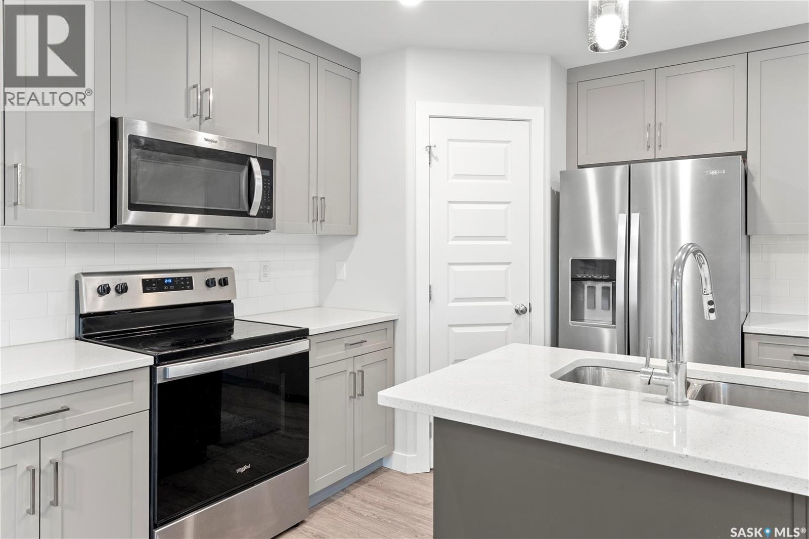 304 Pepper Place, Saskatoon, SK - Indoor Photo Showing Kitchen With Double Sink With Upgraded Kitchen