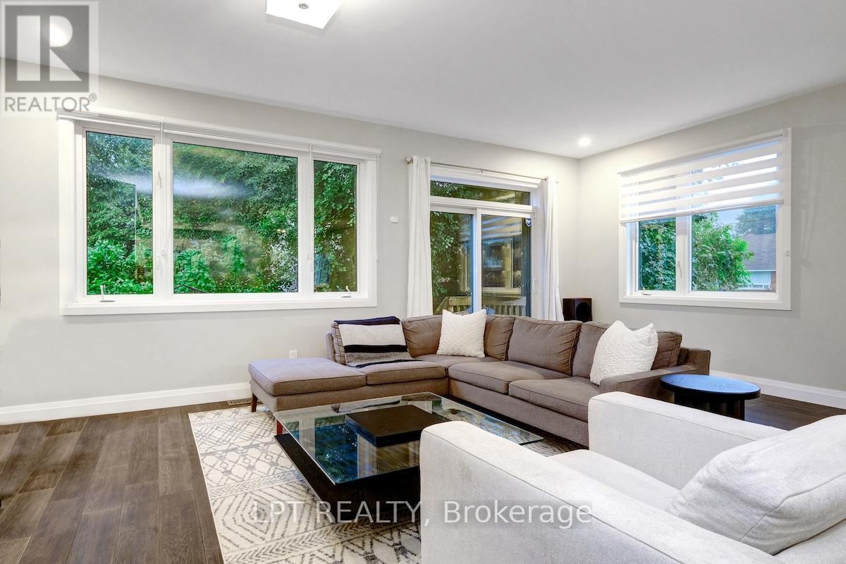 319 Glynn Avenue, Ottawa, ON - Indoor Photo Showing Living Room