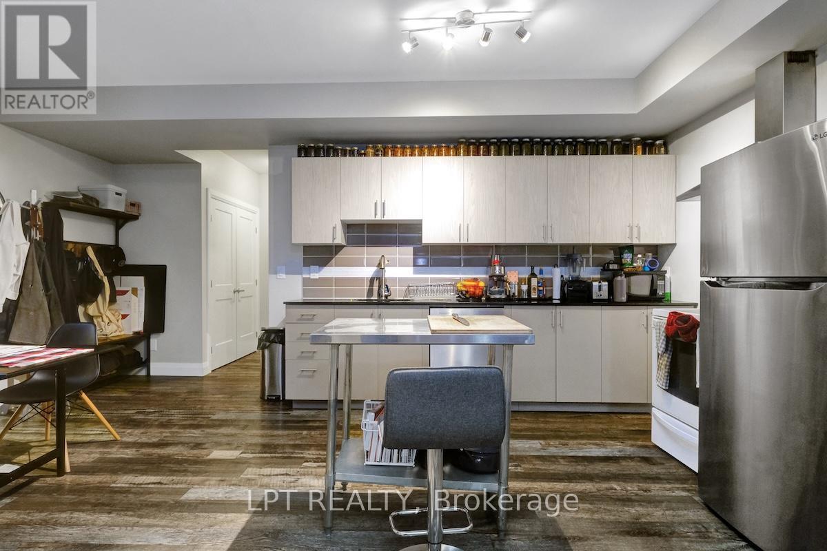 319 Glynn Avenue, Ottawa, ON - Indoor Photo Showing Kitchen