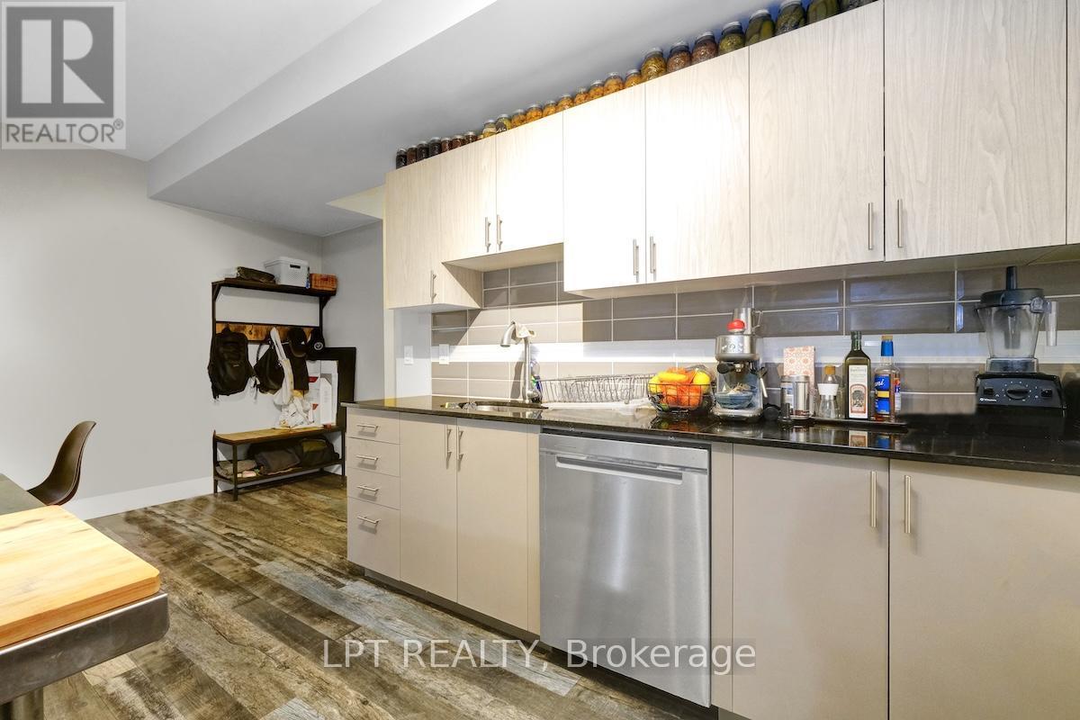 319 Glynn Avenue, Ottawa, ON - Indoor Photo Showing Kitchen