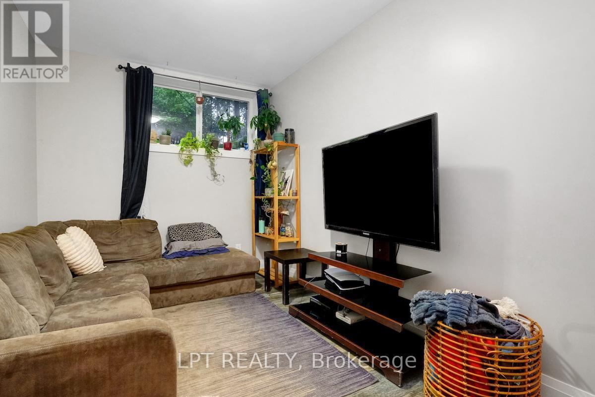319 Glynn Avenue, Ottawa, ON - Indoor Photo Showing Living Room