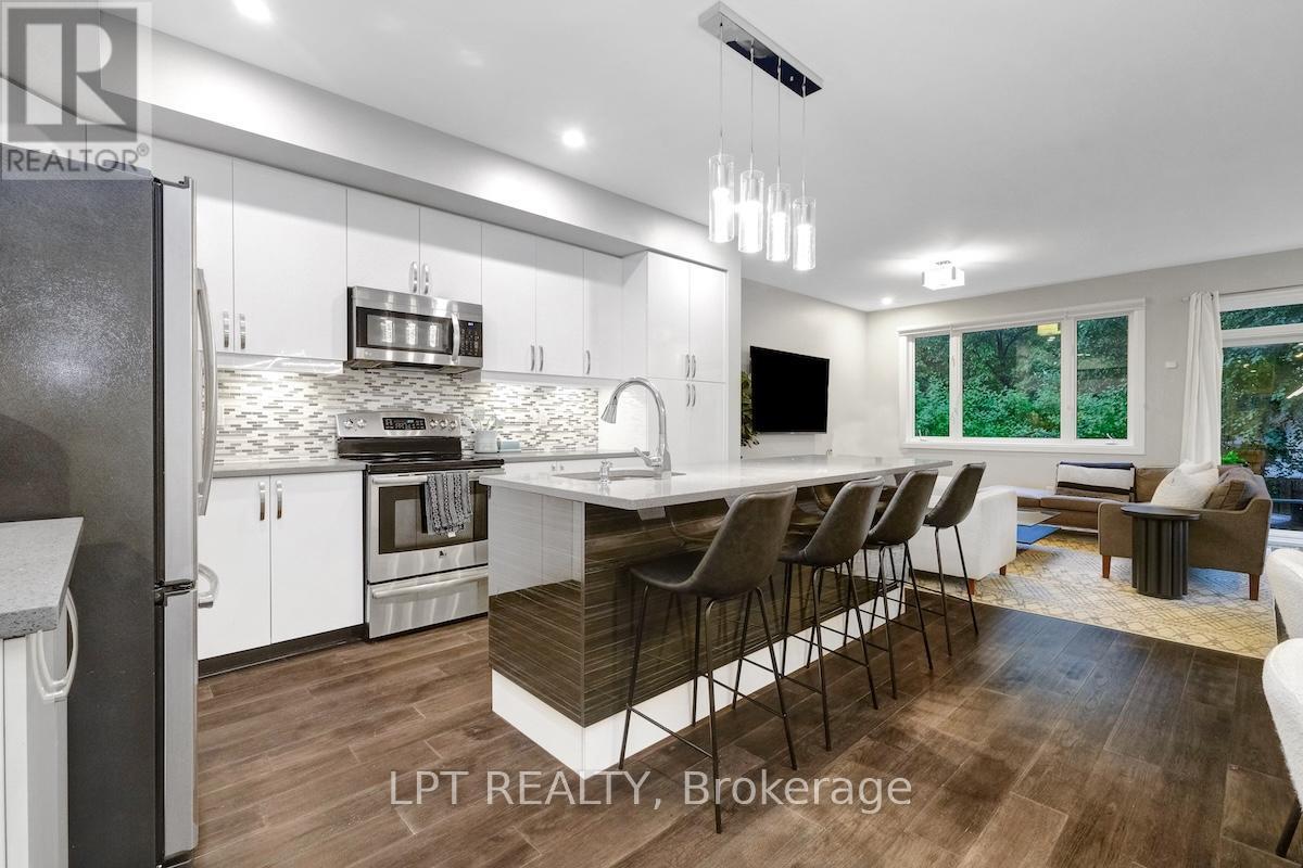 319 Glynn Avenue, Ottawa, ON - Indoor Photo Showing Kitchen With Upgraded Kitchen