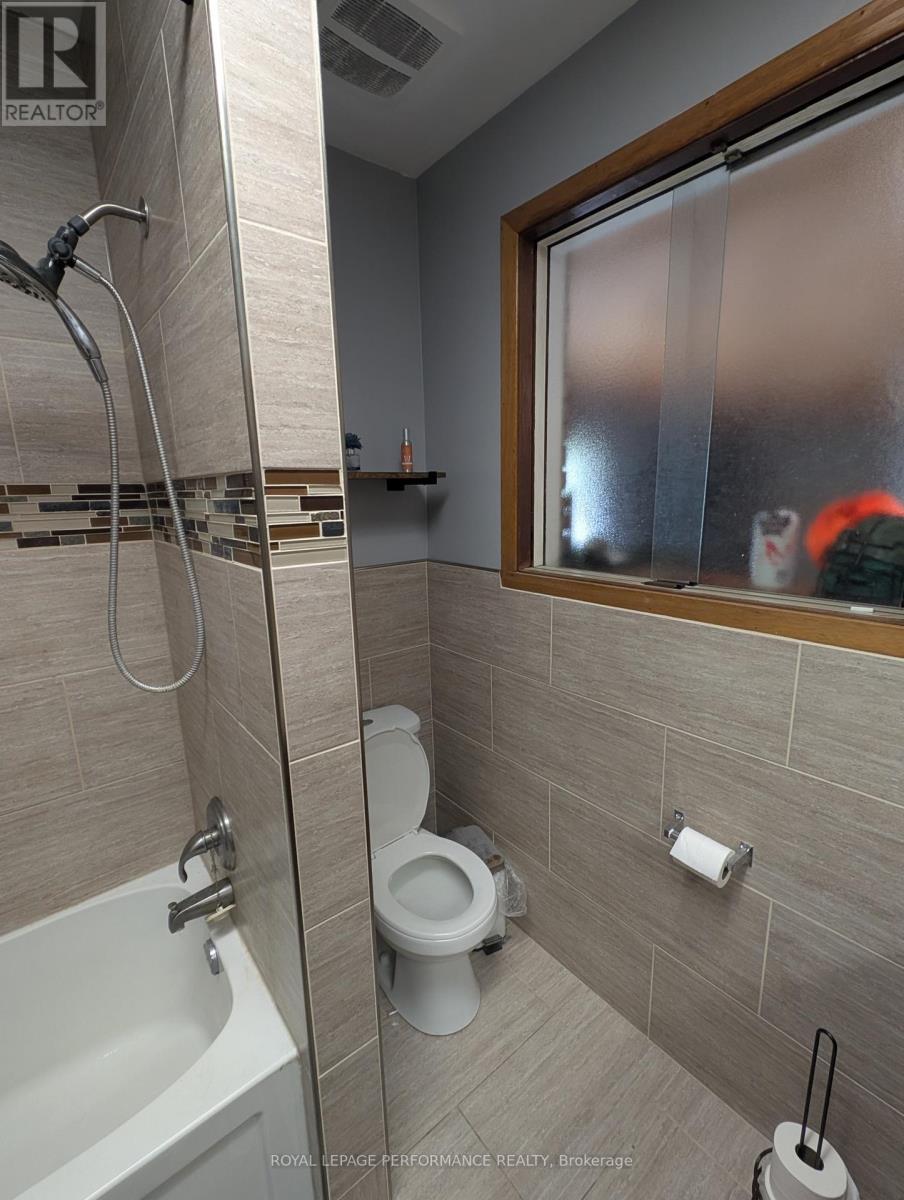Washroom upstairs - 320 Baldwin Avenue, Cornwall, ON - Indoor Photo Showing Bathroom