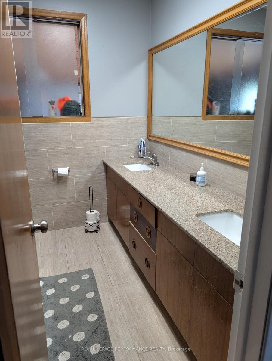4 Pc Bathroom in the main floor. - 320 Baldwin Avenue, Cornwall, ON - Indoor Photo Showing Bathroom